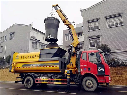程力壓垃廠新上市的地埋式吊裝移動壓縮垃圾清運車及配套裝備，完美解決社區及垃圾堆放點臟亂差和老鼠、蒼蠅、污水橫流的垃圾儲存老大難頑疾；該車最新上市并召開了產品推薦會，深受用戶喜愛。