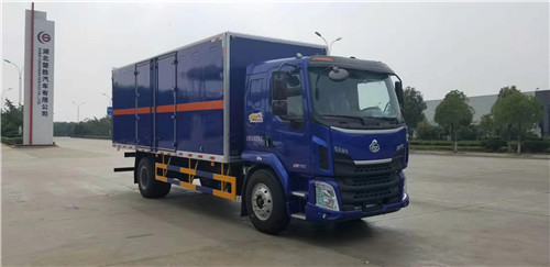 東風(fēng)柳汽單橋8類腐蝕品危化品廂式車，恭喜余總提車，祝你一路順風(fēng)！