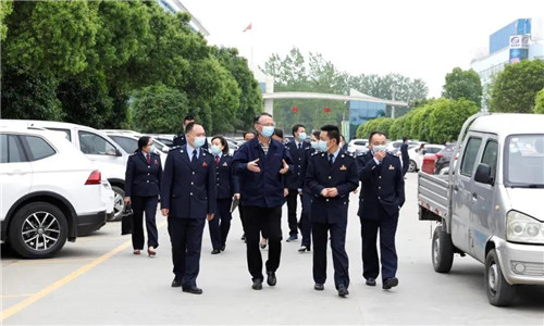 頭條：隨州市稅務(wù)局第一稽查局干部職工與程力汽車(chē)汽車(chē)集團(tuán)共同舉辦“減稅費(fèi)優(yōu)服務(wù)，助復(fù)產(chǎn)促發(fā)展 ”黨建下基層活動(dòng)