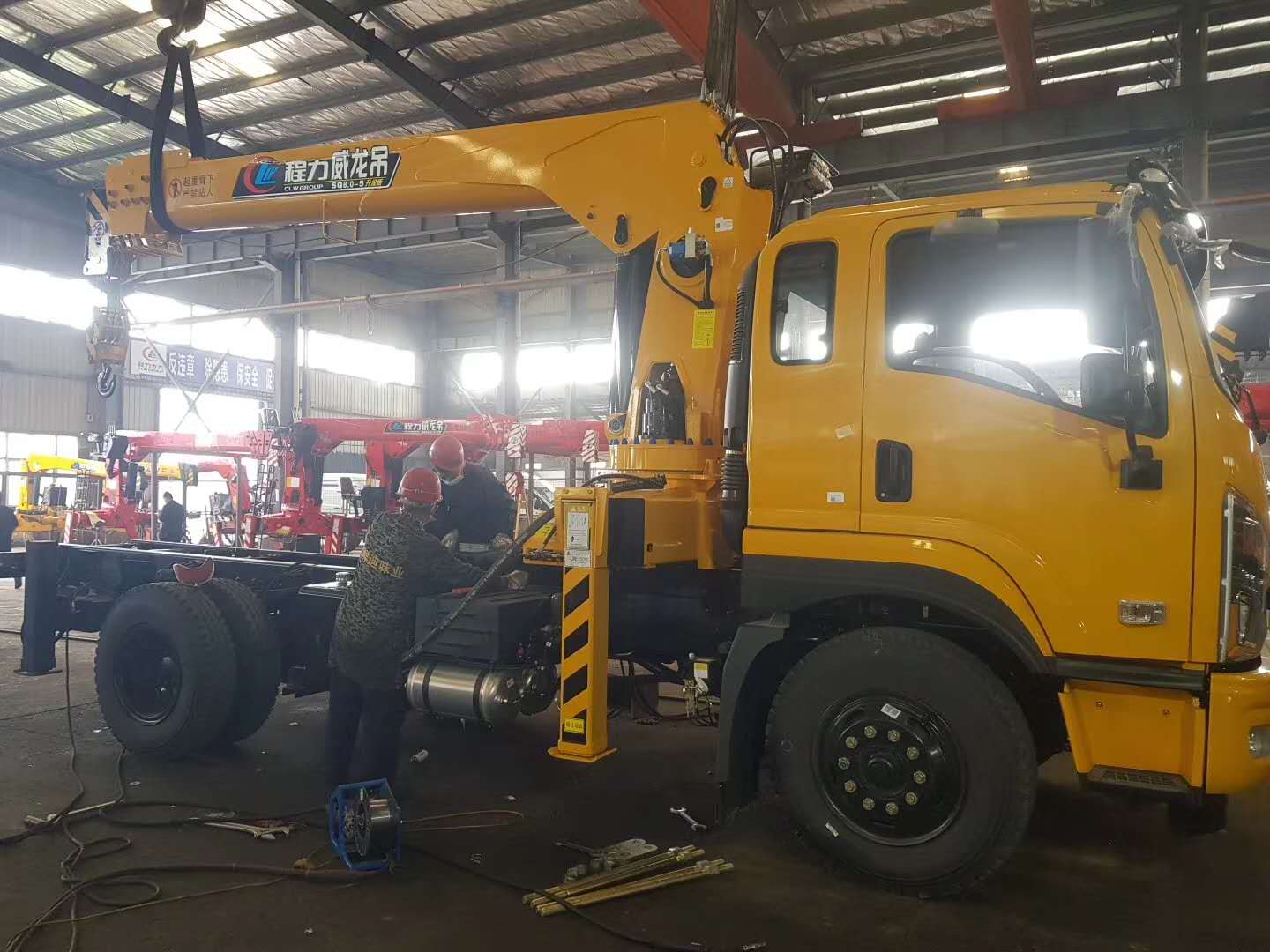東風暢行D1隨車吊匹配程力威龍8噸5節臂吊機，?工程黃，高顏值，云南李總的訂單