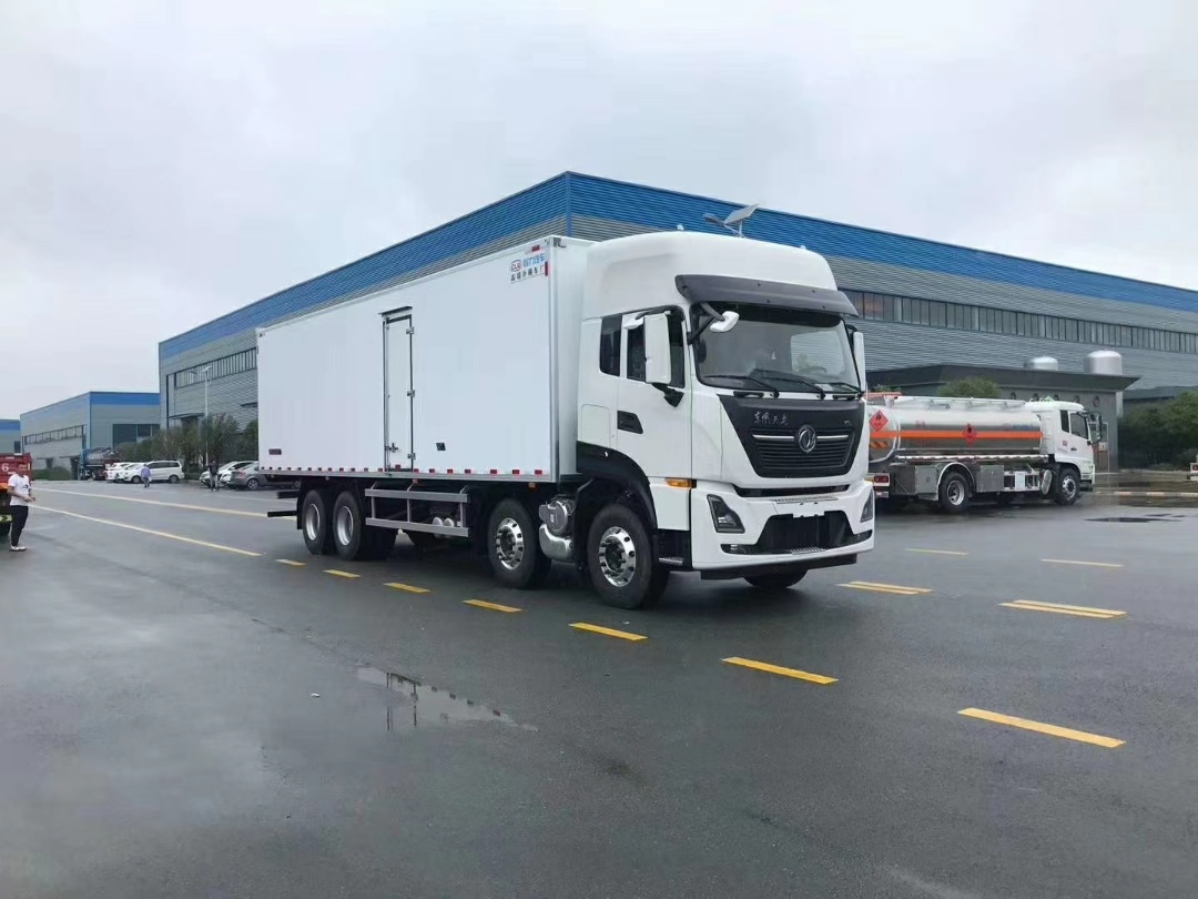 國(guó)六東風(fēng)天龍KL前四后八冷藏車新品上市。