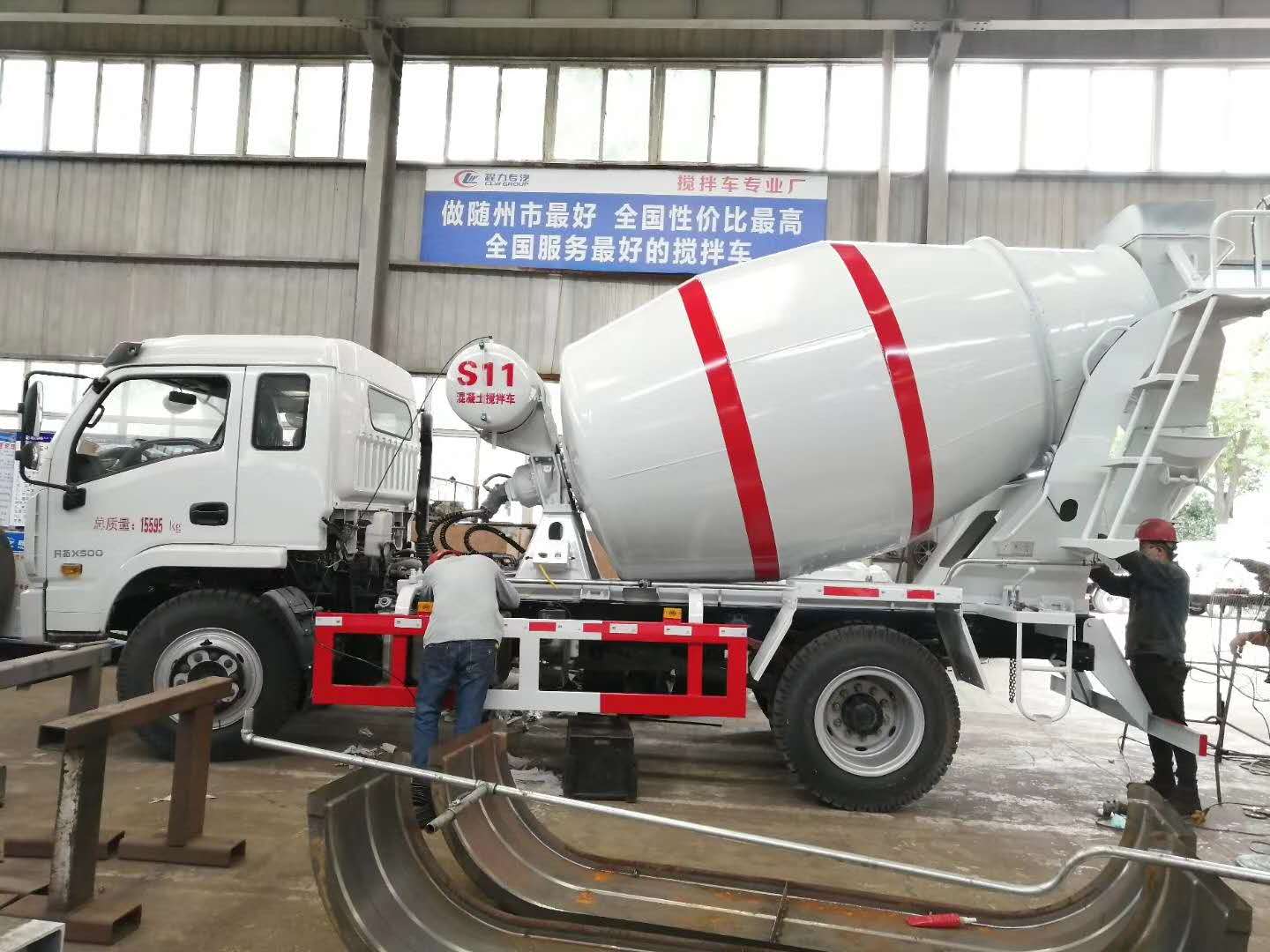 兩臺躍進6方攪拌車準備調試完畢發車，小方量攪拌車，靈活方便，上戶無憂！