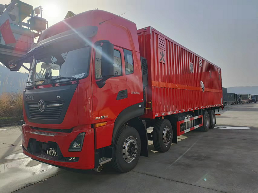 國六東風天龍前四后八9.6米危險品廂式車發往江西宜春。