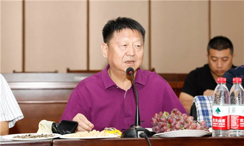 董事長程道國講道，希望大家珍惜我們國家來之不易的和平建設(shè)最幸福的時(shí)代，一定要奮發(fā)有為，戒驕戒躁砥礪前行，為程力公司的未來和舟共濟(jì)共創(chuàng)美好。
