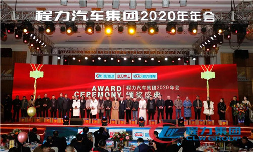 2020年，我們一要調整經營戰略，由粗放型向節約型轉變，由吃大鍋飯向成本核算精細化考核轉變，以經濟責任制為主線，實行各單位利潤、產值、產量考核。充分發揮兩級管理作用，公司領導實行一崗多責。所有生產模塊（直屬廠和專業廠）和經營模塊（底盤事業部等），全部構建“利潤中心”體制，一切圍繞“經營產值”和“經營利潤”雙指標，最終形成體現團隊價值導向的職業經理人薪酬制度。