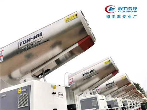 程力集團抑塵車專業廠，程力速度，程力品牌。 國內市場自3月中旬，開工復產擴能以來，各廠突擊疫情期間積壓的訂單和井噴式報復性消費訂單，正如火如荼日夜加班加點趕產。各種大額訂單發車場景，感染著身邊的每一位員工，有的用戶為搶訂專用汽車和應急裝備，排隊爭搶簽約支付定金，不少用戶提著全款等候在車間，產品下線就被搶購一空，出現了一車難求的壯觀局面。小編特編輯幾組場景圖片，以饗讀者。