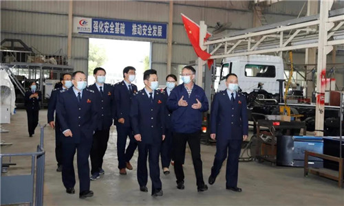 稅務(wù)局領(lǐng)導(dǎo)參觀了程力汽車集團(tuán)工業(yè)園的自動(dòng)化生產(chǎn)流水車間后，對(duì)其給予了高度評(píng)價(jià)；在目前疫情環(huán)境嚴(yán)峻的大環(huán)境下，程力汽車集團(tuán)所展現(xiàn)出的雄厚實(shí)力是對(duì)隨州市經(jīng)濟(jì)復(fù)蘇穩(wěn)步發(fā)展的重要保障，是穩(wěn)固全市稅收工作的重要基石。