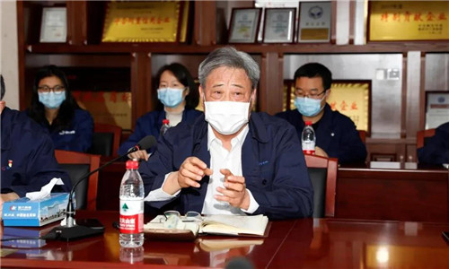 程力汽車集團(tuán)黨委書記何儒安，向市稅務(wù)局第一稽查局的相關(guān)領(lǐng)導(dǎo)匯報(bào)了2019年度以及疫情期間的黨務(wù)工作。