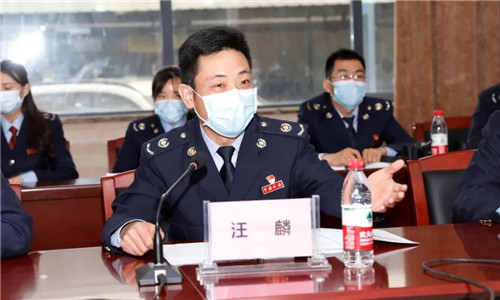 在座談中，隨州市稅務(wù)局第一稽查局汪局長(zhǎng)表示，希望程力汽車集團(tuán)牢牢把握好這次國(guó)家大力扶持優(yōu)秀民營(yíng)企業(yè)的政策機(jī)遇，切合自身實(shí)際情況，找準(zhǔn)發(fā)展點(diǎn)擴(kuò)大自身優(yōu)勢(shì)，爭(zhēng)取能夠順利完成年度70億生產(chǎn)總值的目標(biāo)任務(wù)，實(shí)現(xiàn)公司的穩(wěn)步快速發(fā)展。