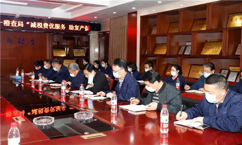 活動(dòng)最后程力汽車集團(tuán)黨委書記何儒安，衷心感謝市稅務(wù)局的領(lǐng)導(dǎo)的關(guān)心和政府出臺(tái)相關(guān)稅收優(yōu)惠政策。在這疫情導(dǎo)致的經(jīng)濟(jì)環(huán)境嚴(yán)峻的情況下，這樣的優(yōu)惠稅收政策正是雪中送炭的深厚溫情，深刻體現(xiàn)了政府與人民團(tuán)結(jié)一心、眾志成誠(chéng)共渡難關(guān)的決心。
