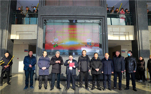 集團公司高層組織在家的主要領導，以及各部門的中層干部及負責人，各直屬廠、專業(yè)廠、集團成員廠總經理，戶主經理與各銷售精英團隊負責人，程力汽車集團簽約網(wǎng)紅共計200余人，在程力總部八號樓迎賓大廳共同見證了超額完成75億專汽產值的祝賀儀式。