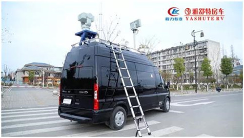 外部：配備便攜式登頂梯， 在車體尾門做加強板預埋，設計登頂梯連接件，并裝有防滑腳踏板，結構強度高，使用安全、可靠。