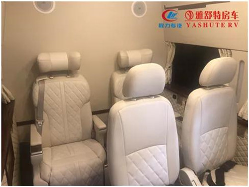 座椅：獨立座椅 2 套，供機柜工作臺操作人員使用。操作員座椅后部是領導座席，布置有 2 套獨立座椅，左側座椅配備有壁掛式翻板桌，配備有折疊式支腿，桌面有茶杯座，收納時可以直接可供臨時辦公、休息使用。車頂找平后，采用整體軟包覆處理，裝配有頂置空調，配備有組合式航空頂燈。