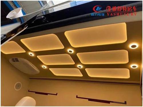 內部車頂：采用帶造型的正白 LED 燈箱作為主照明系統，四角設計有帶獨立開關的裝飾射燈，嵌入式裝配工藝，便于后期檢修維護。車內照明系統偏向于簡潔、實用、明亮、整齊的現代辦公氛圍，LED 射燈指向光源和立柱壁燈，對整個辦公區照明，整車 內部氛圍襯托均予以兼