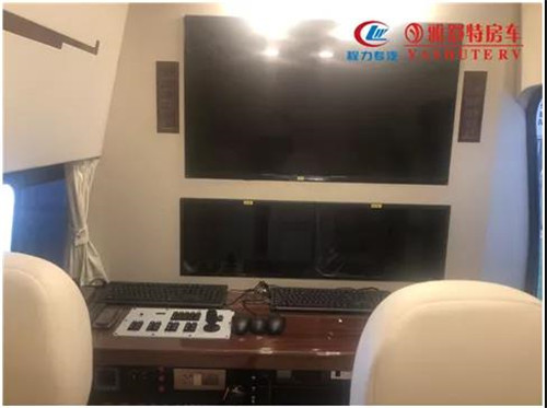 顯示器：機柜上部為顯示器墻面，安裝有32寸監視器1臺， 20寸監視器2臺，室內監聽音響 2 個。