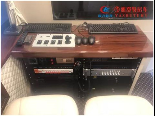 工作臺：機柜上部為實木工作臺面，安裝有頂部云臺攝像機控制手柄，便于操作人員辦公使用；