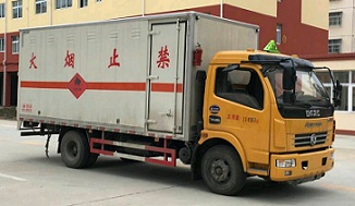 國五東風多利卡廂長5.2米易燃液體廂式運輸車 