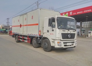 國五東風小三軸易燃液體廂式運輸車 